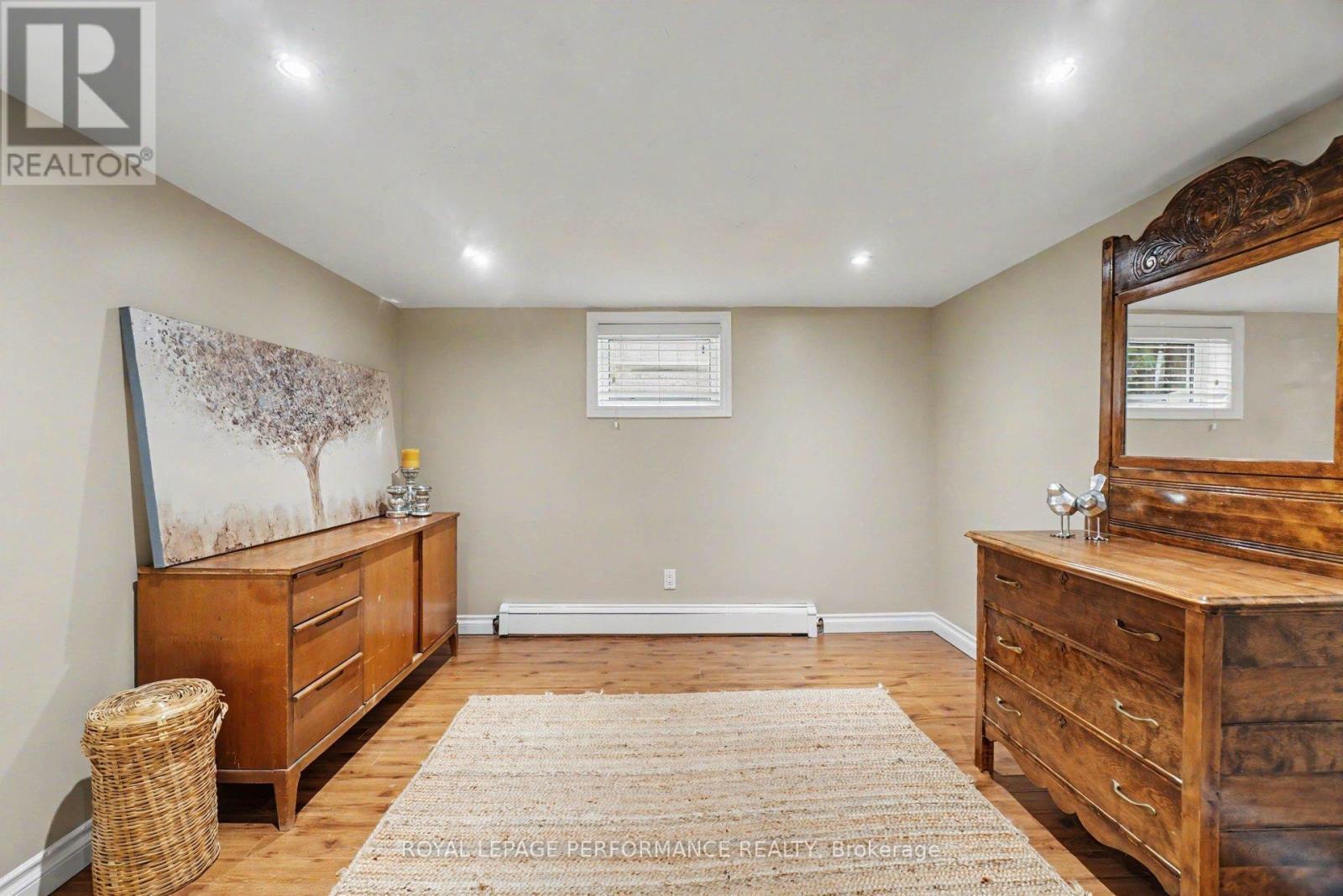 












1497 BLACKHEATH STREET

,
Ottawa,




Ontario
K1E1K6

