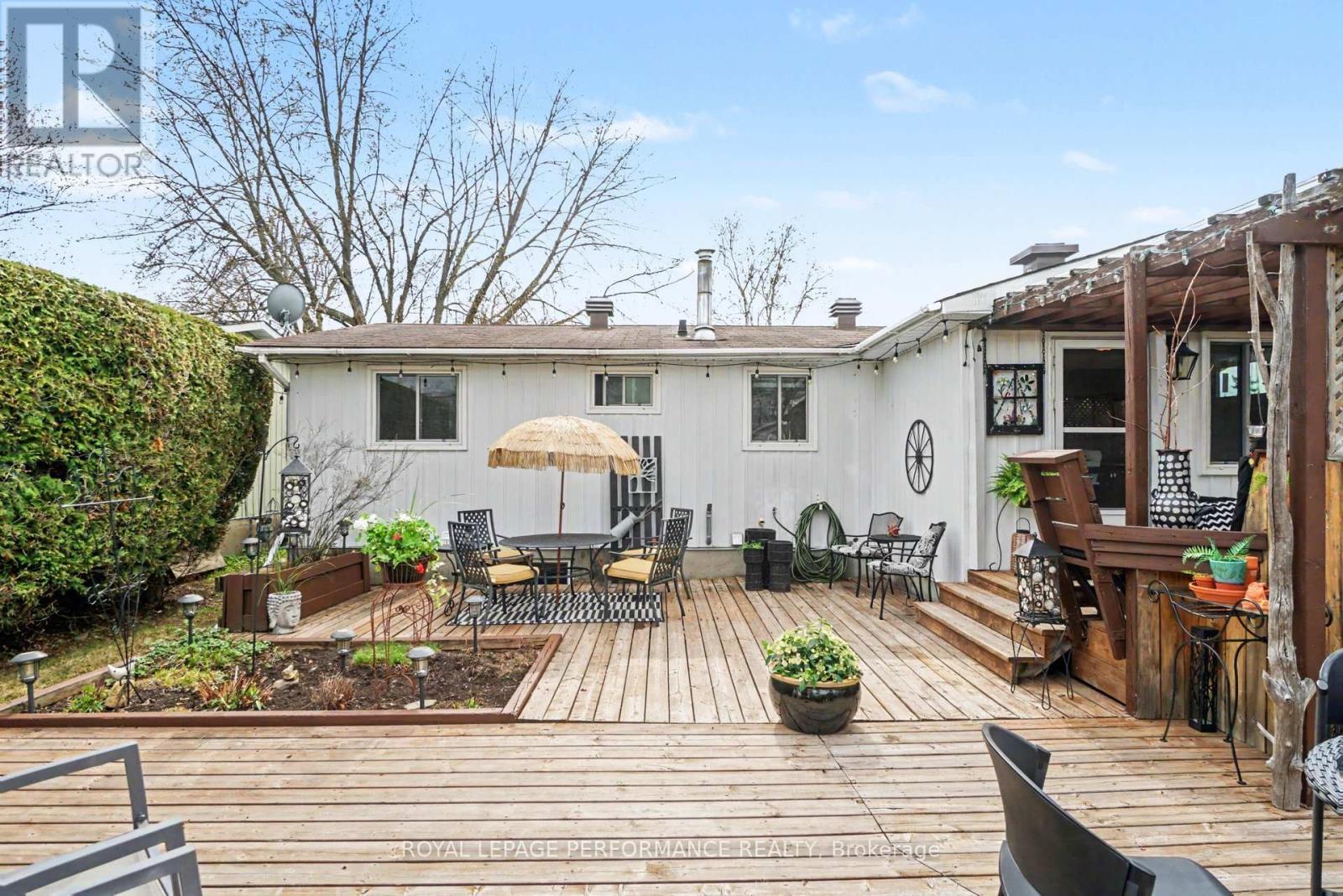 












1497 BLACKHEATH STREET

,
Ottawa,




Ontario
K1E1K6

