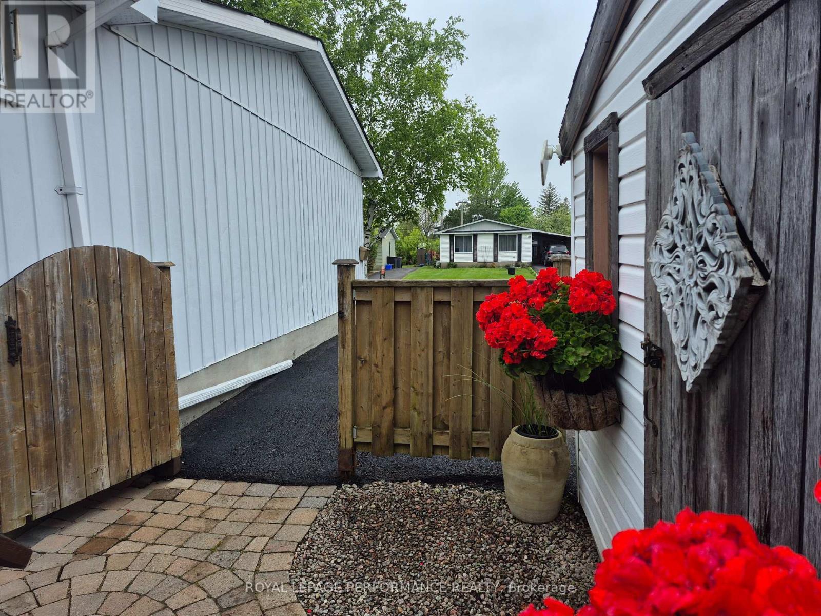 












1497 BLACKHEATH STREET

,
Ottawa,




Ontario
K1E1K6


