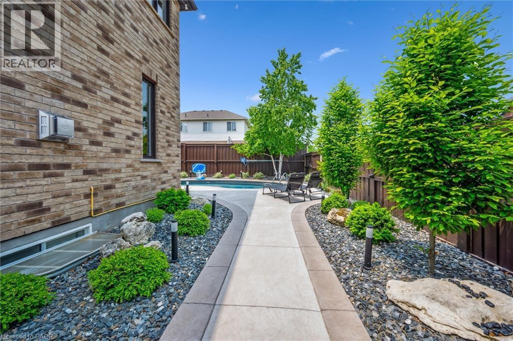 












24 POPHAM Drive

,
Guelph,




Ontario
N1E0B8

