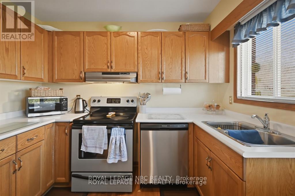 












4393 TAMARAC AVENUE

,
Lincoln (Beamsville),




Ontario
L0R1B8

