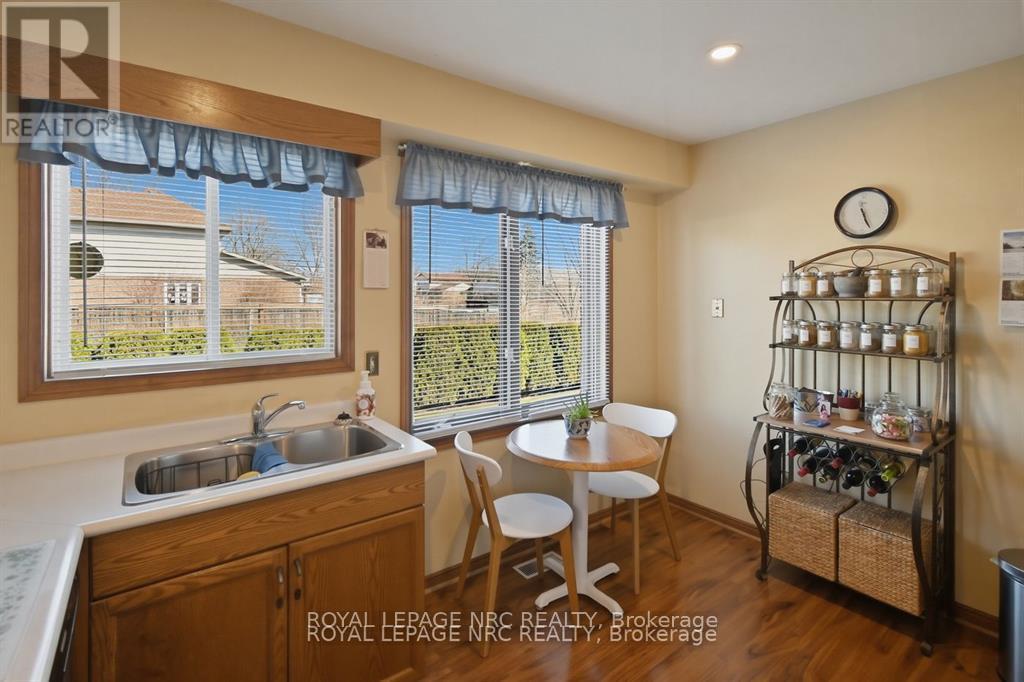 












4393 TAMARAC AVENUE

,
Lincoln (Beamsville),




Ontario
L0R1B8

