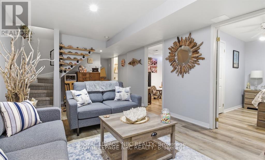












4393 TAMARAC AVENUE

,
Lincoln (Beamsville),




Ontario
L0R1B8

