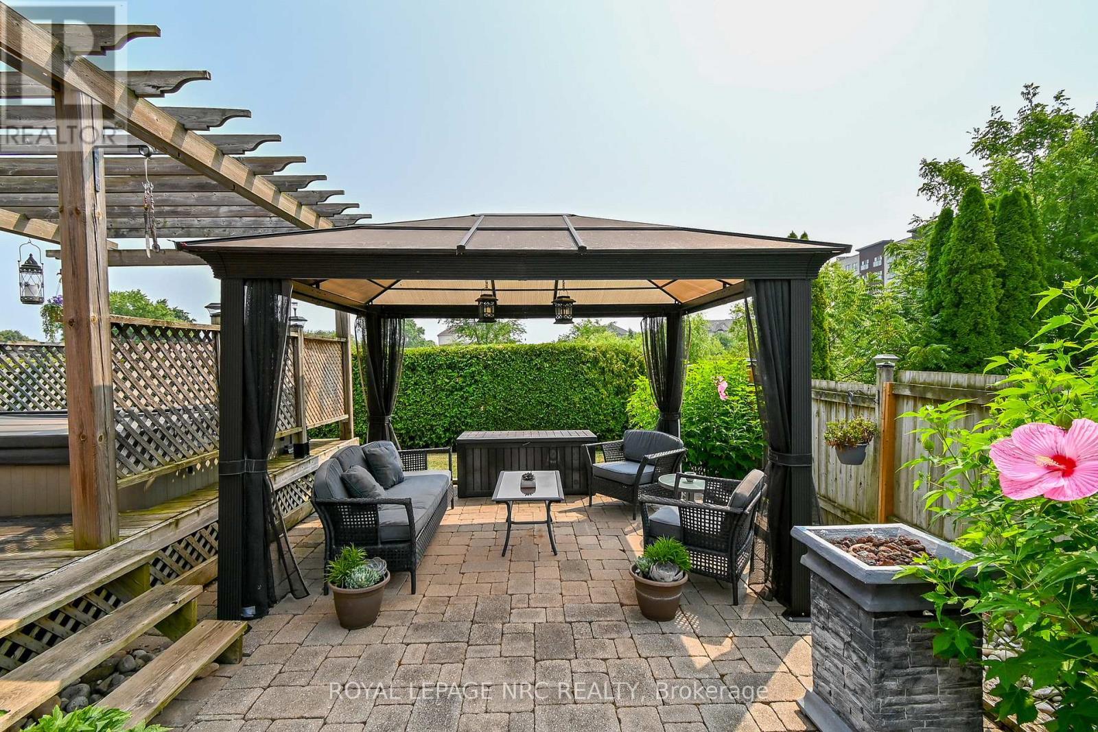 












4393 TAMARAC AVENUE

,
Lincoln (Beamsville),




Ontario
L0R1B8

