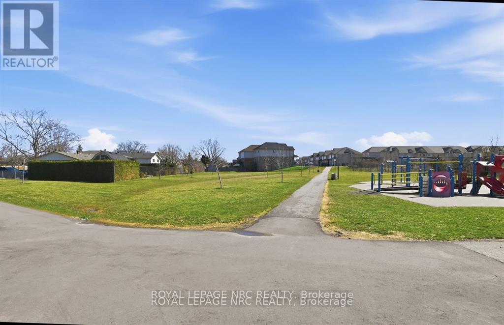 












4393 TAMARAC AVENUE

,
Lincoln (Beamsville),




Ontario
L0R1B8

