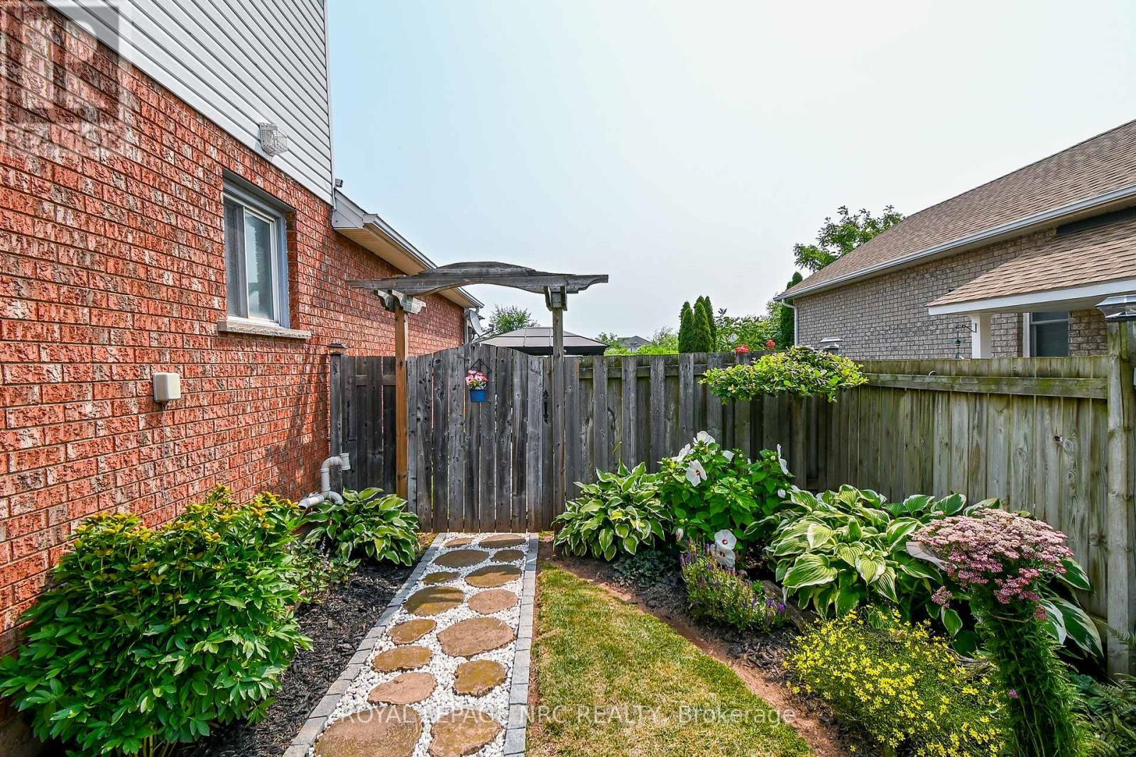 












4393 TAMARAC AVENUE

,
Lincoln (Beamsville),




Ontario
L0R1B8

