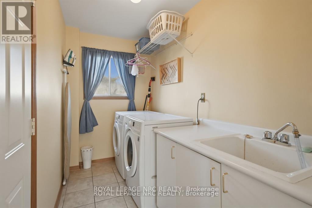 












4393 TAMARAC AVENUE

,
Lincoln (Beamsville),




Ontario
L0R1B8

