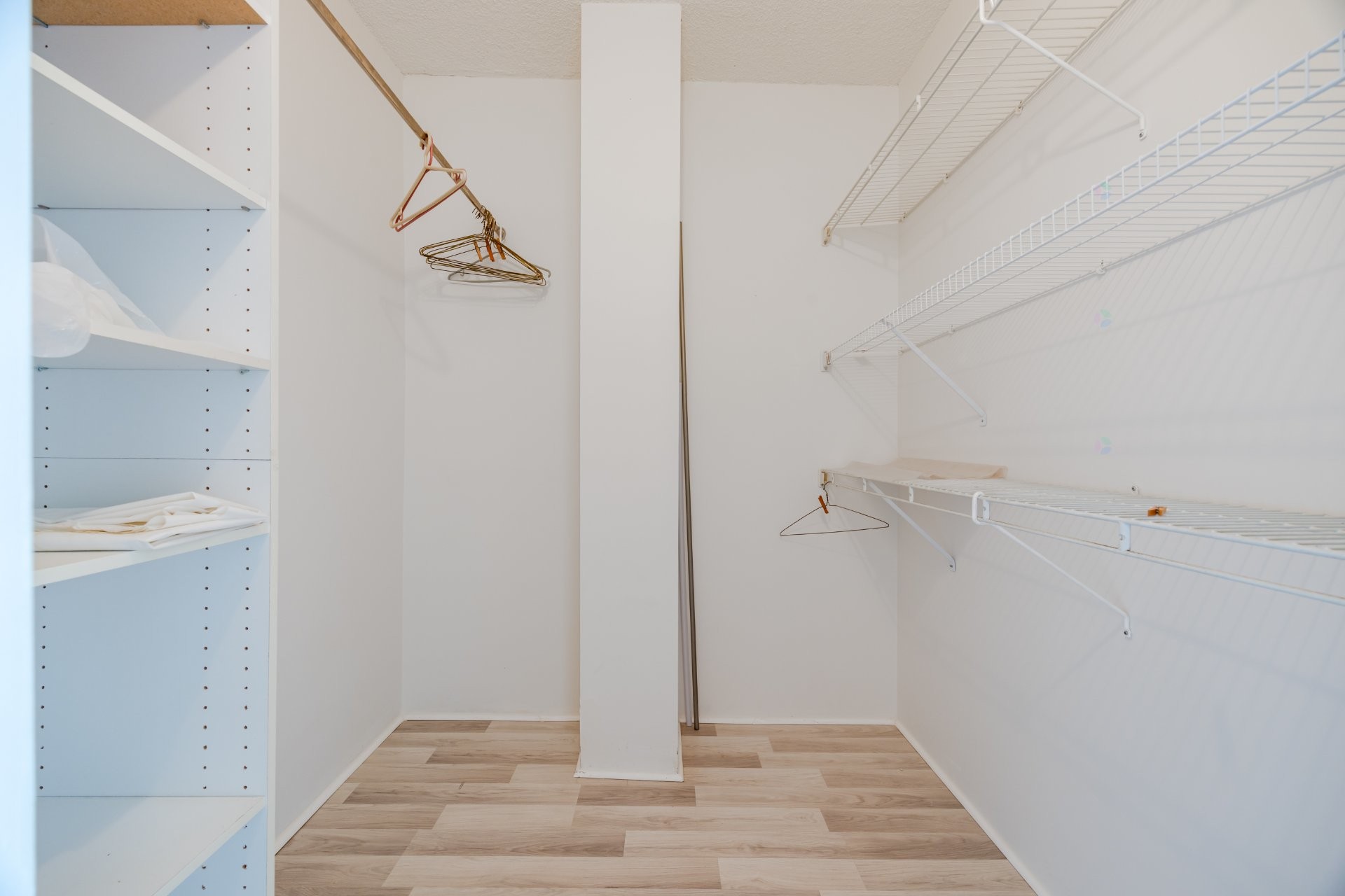 









200


Rue Hall

, 906,
Montréal (Verdun/Île-des-Soeurs),




QC
H3E1P3

