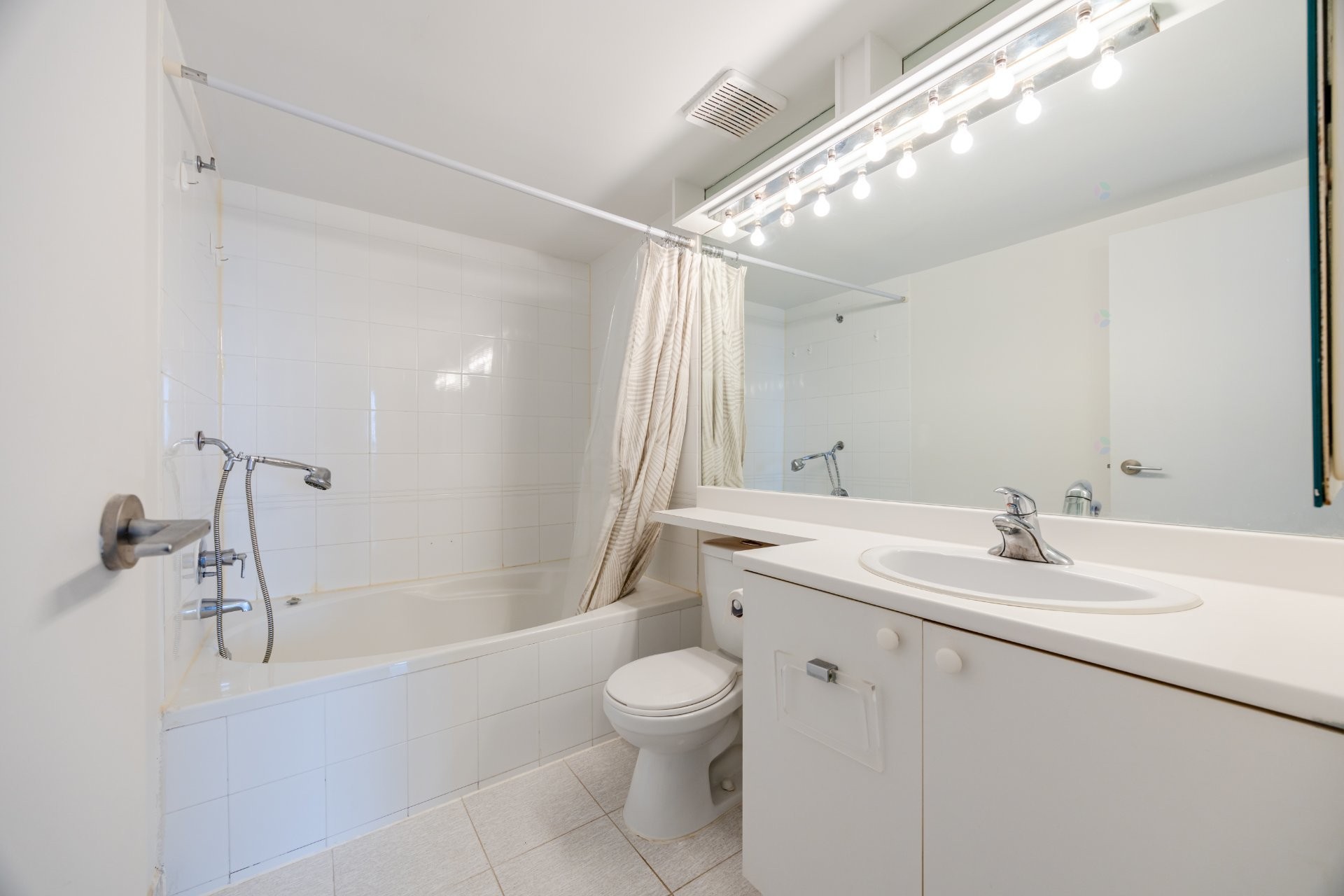 









200


Rue Hall

, 906,
Montréal (Verdun/Île-des-Soeurs),




QC
H3E1P3

