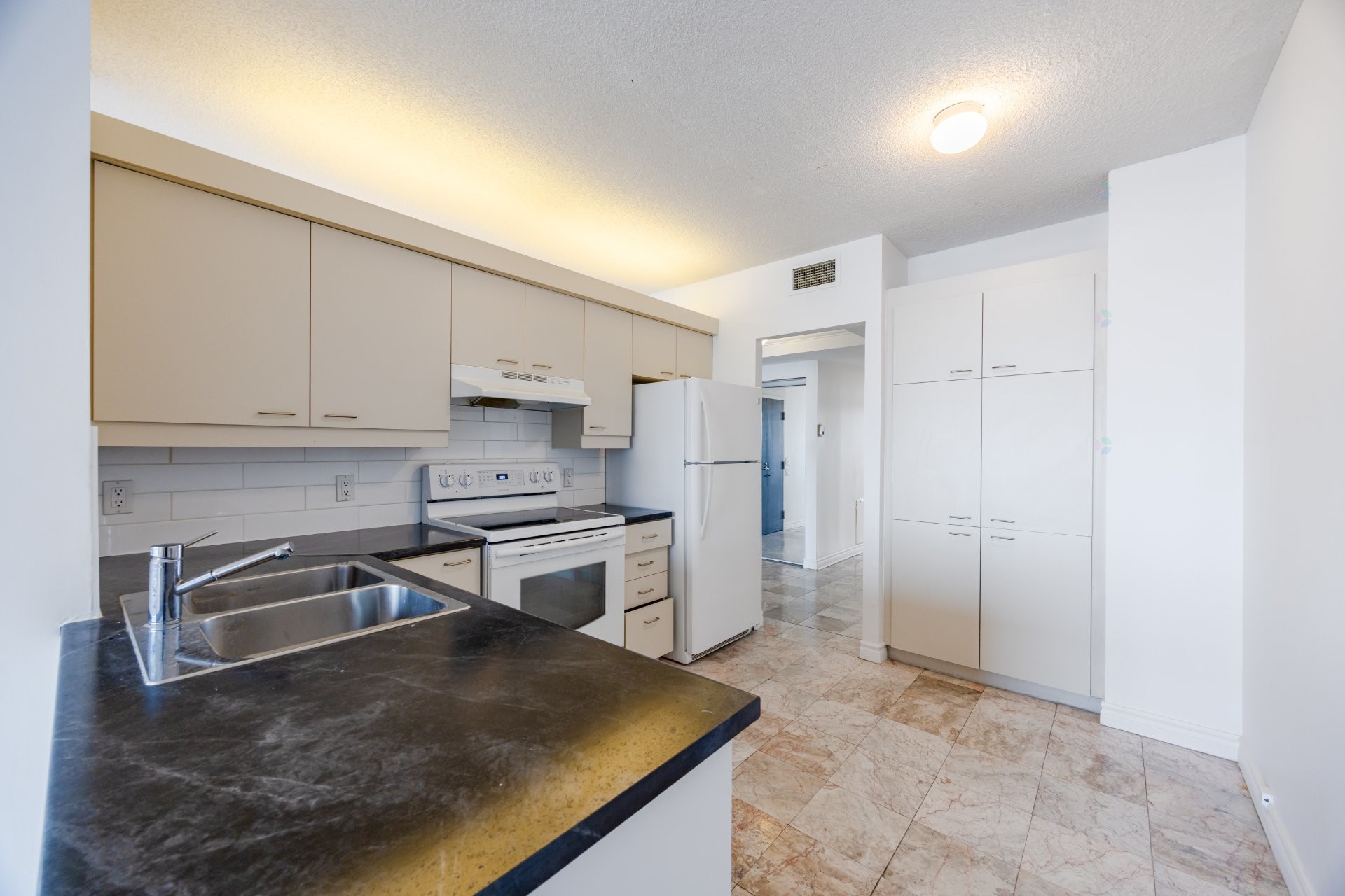 









200


Rue Hall

, 906,
Montréal (Verdun/Île-des-Soeurs),




QC
H3E1P3

