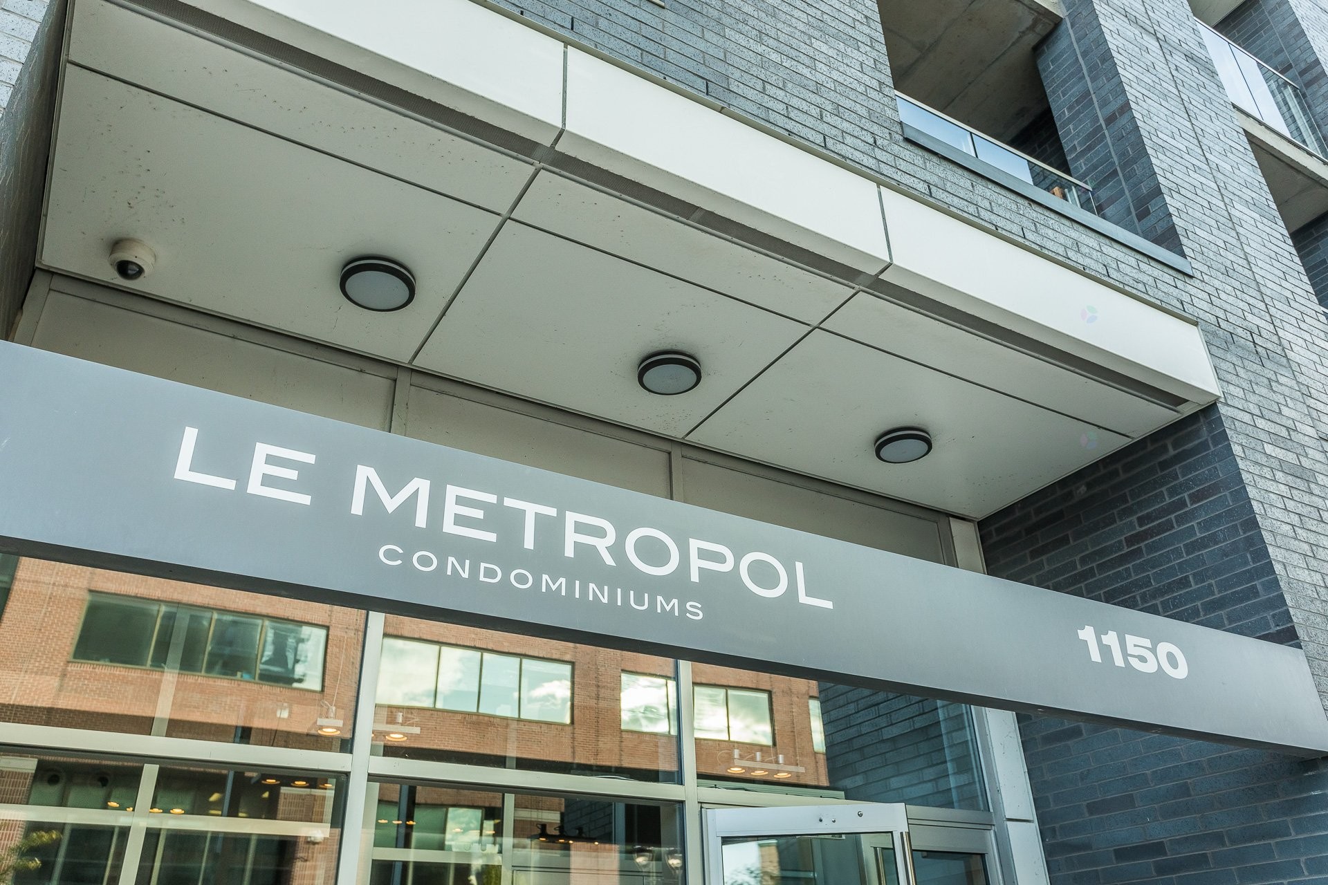









1150


Rue St-Denis

, 1111,
Montréal (Ville-Marie),




QC
H2X0B3

