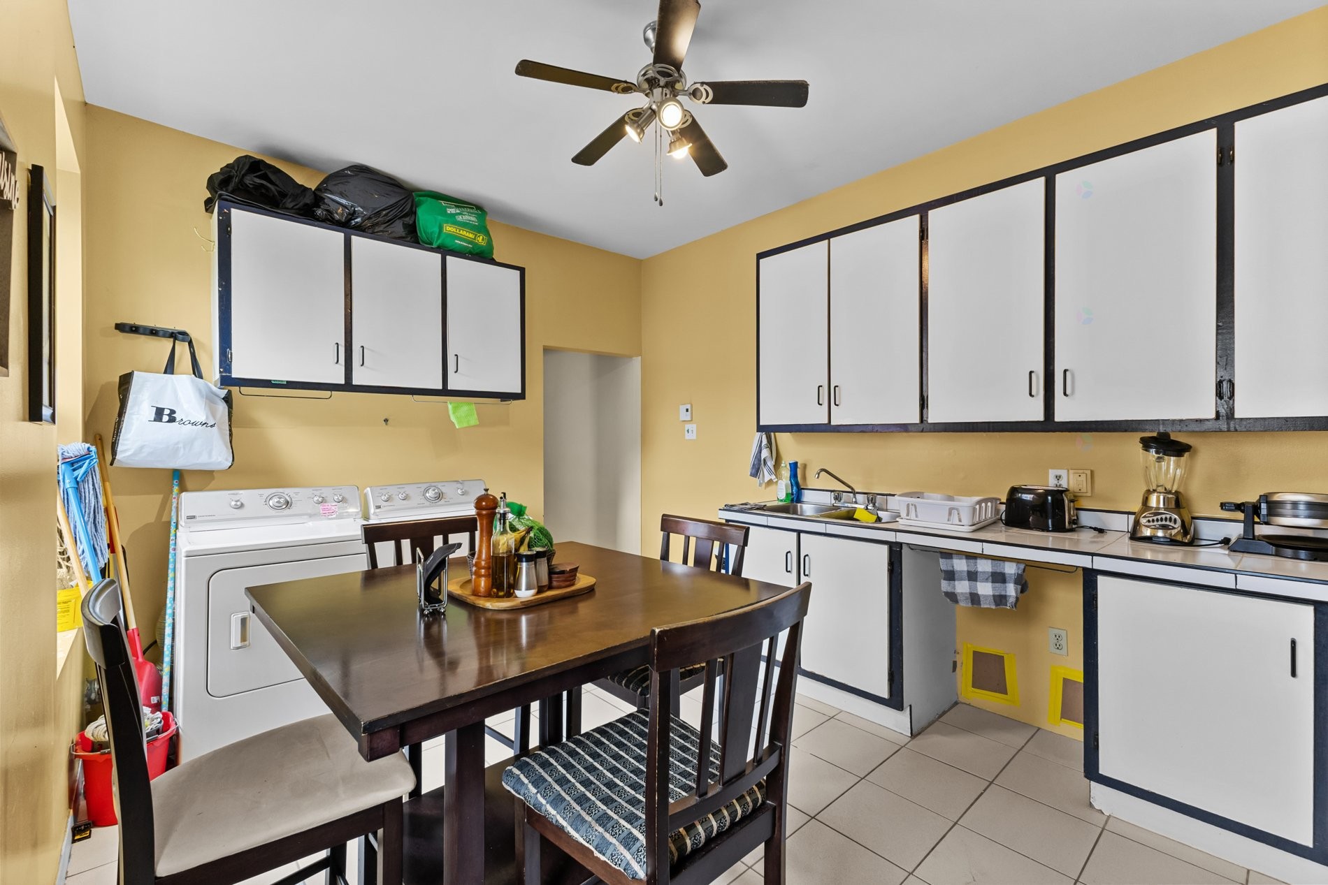 









564

 - 568


Av. Ash

,
Montréal (Le Sud-Ouest),




QC
H3K2R4

