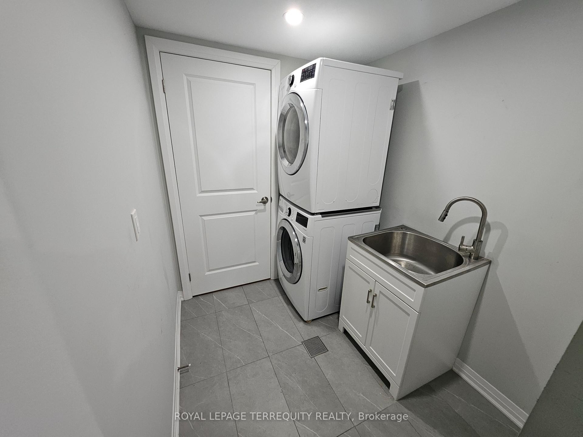 









3392


Lake Shore

Boulevard,
Toronto,




ON
M8W 1M9

