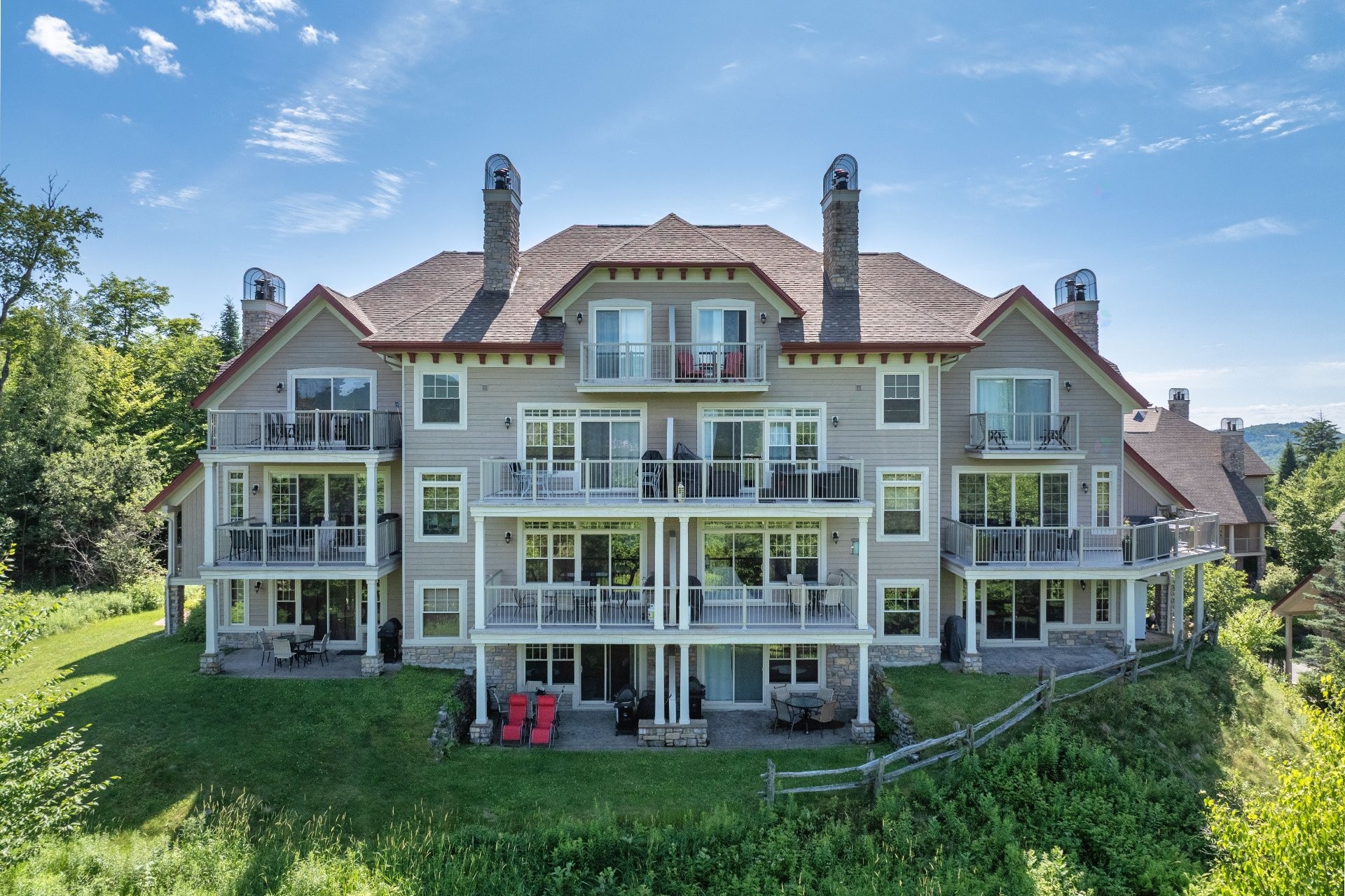 









225


Rue du Mont-Plaisant

, 2,
Mont-Tremblant,




QC
J8E1L2

