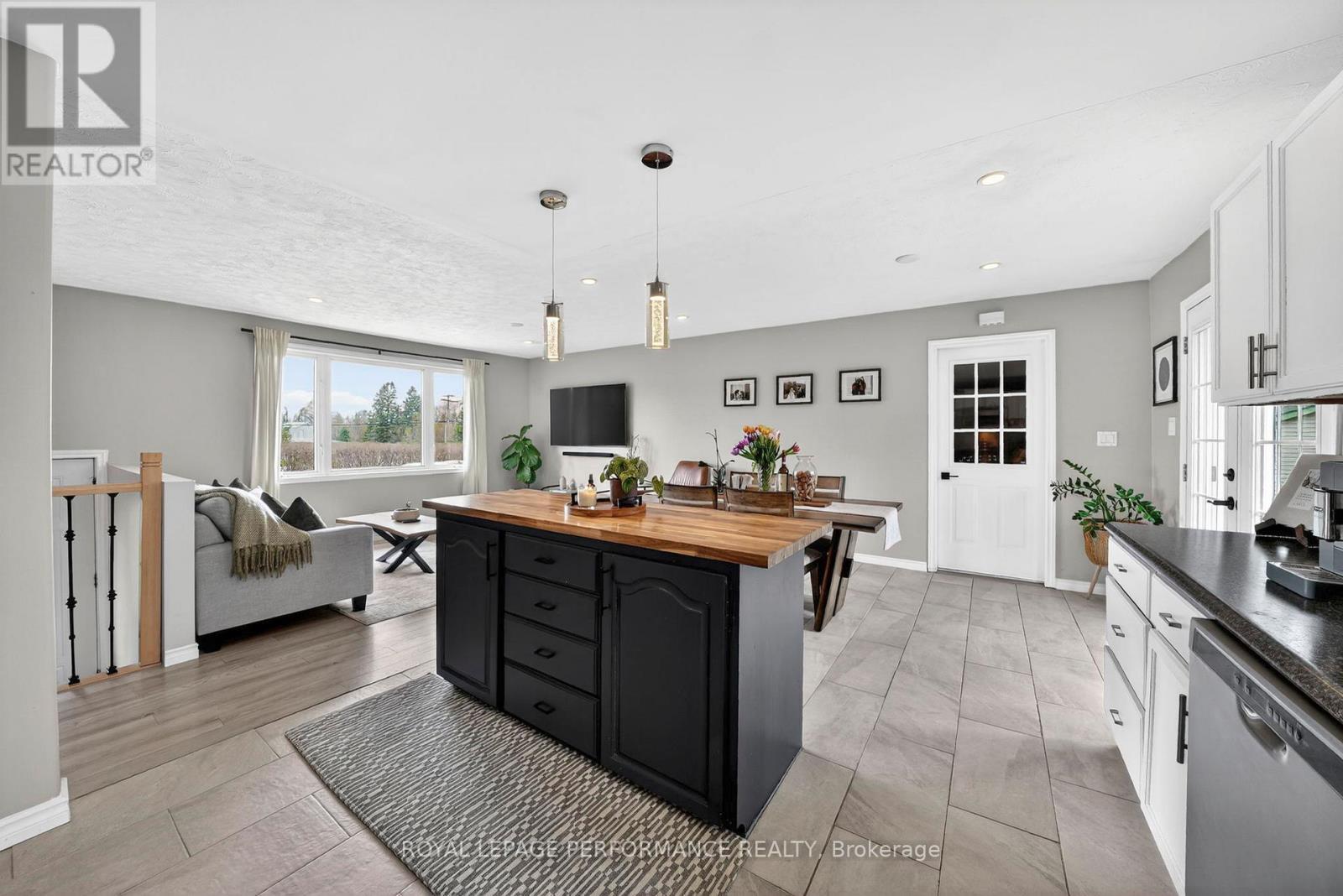 












17406 COUNTY 18 ROAD

,
South Stormont,




Ontario
K0C2A0

