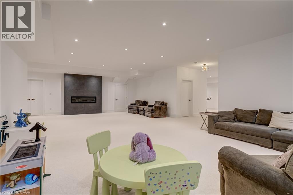 












102 CUMMING Court

,
Ancaster,




Ontario
L9G1V3

