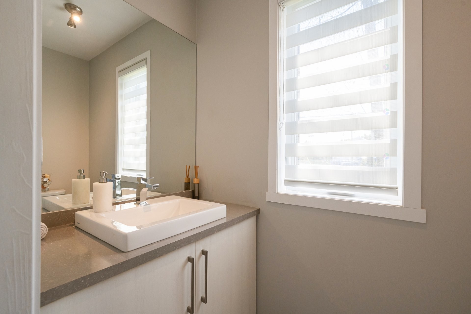 









4573Z


Boul. Dagenais O.

, A,
Laval (Fabreville),




QC
H7R0G8

