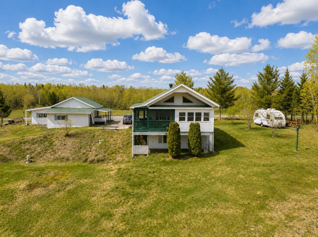 









624


Ch. du Lac-Cameron

,
Saint-Eugène-de-Guigues,




QC
J0Z3B0

