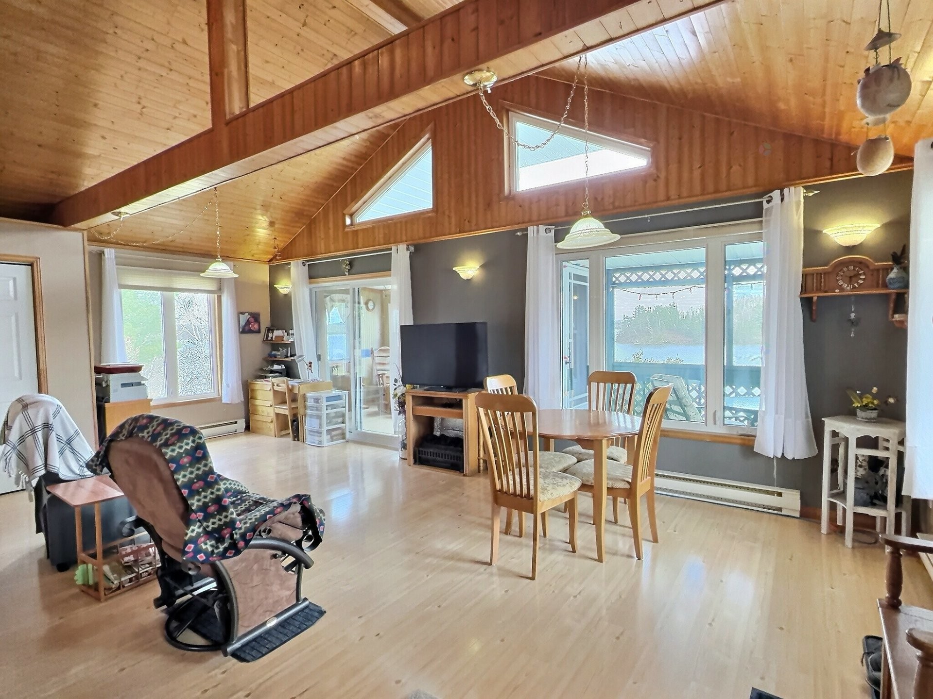 









624


Ch. du Lac-Cameron

,
Saint-Eugène-de-Guigues,




QC
J0Z3B0

