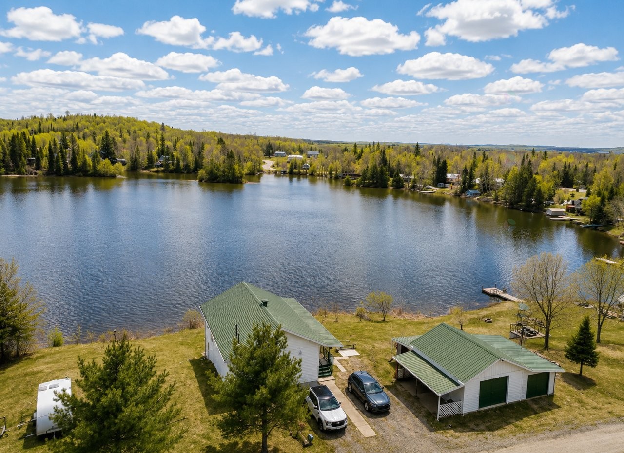 









624


Ch. du Lac-Cameron

,
Saint-Eugène-de-Guigues,




QC
J0Z3B0


