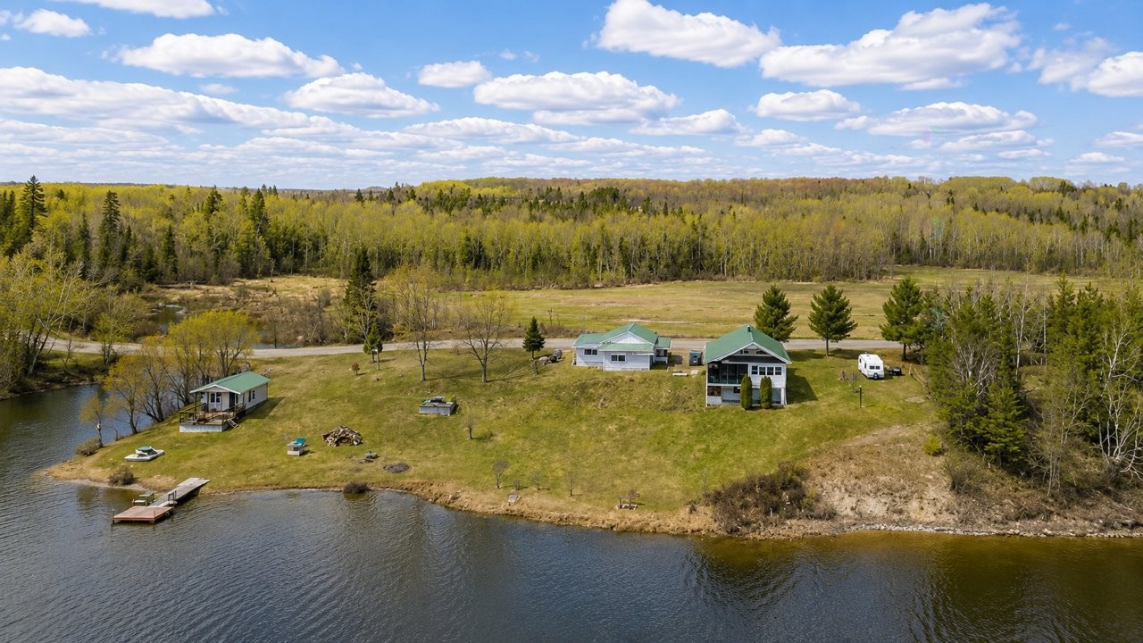 









624


Ch. du Lac-Cameron

,
Saint-Eugène-de-Guigues,




QC
J0Z3B0

