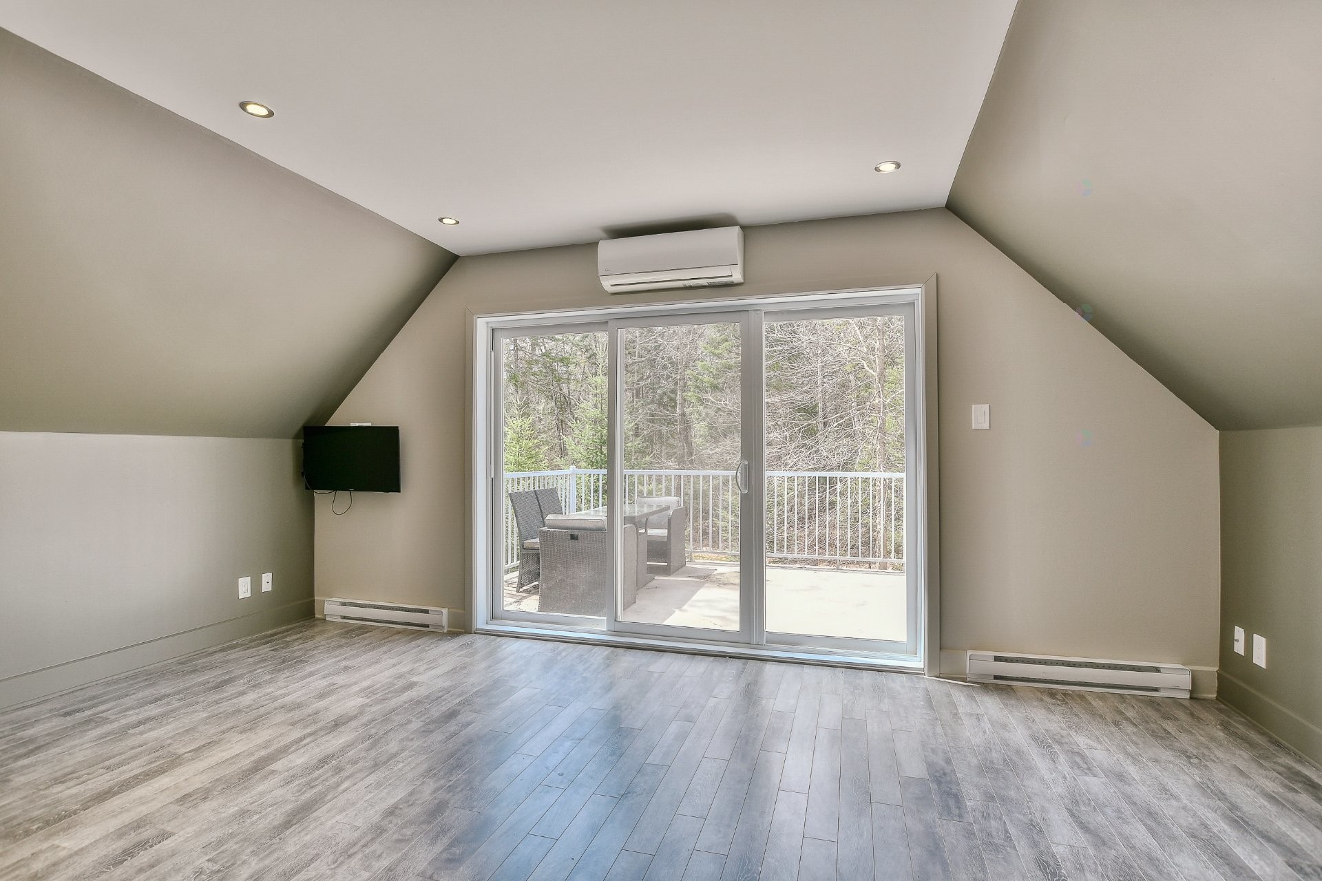 









589


Ch. du Lac-Sylvère

,
Saint-Donat,




QC
J0T2C0

