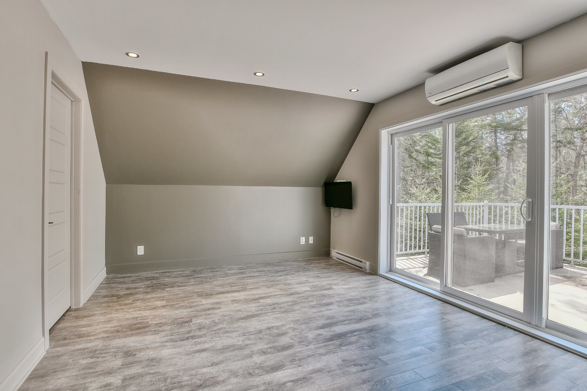 









589


Ch. du Lac-Sylvère

,
Saint-Donat,




QC
J0T2C0

