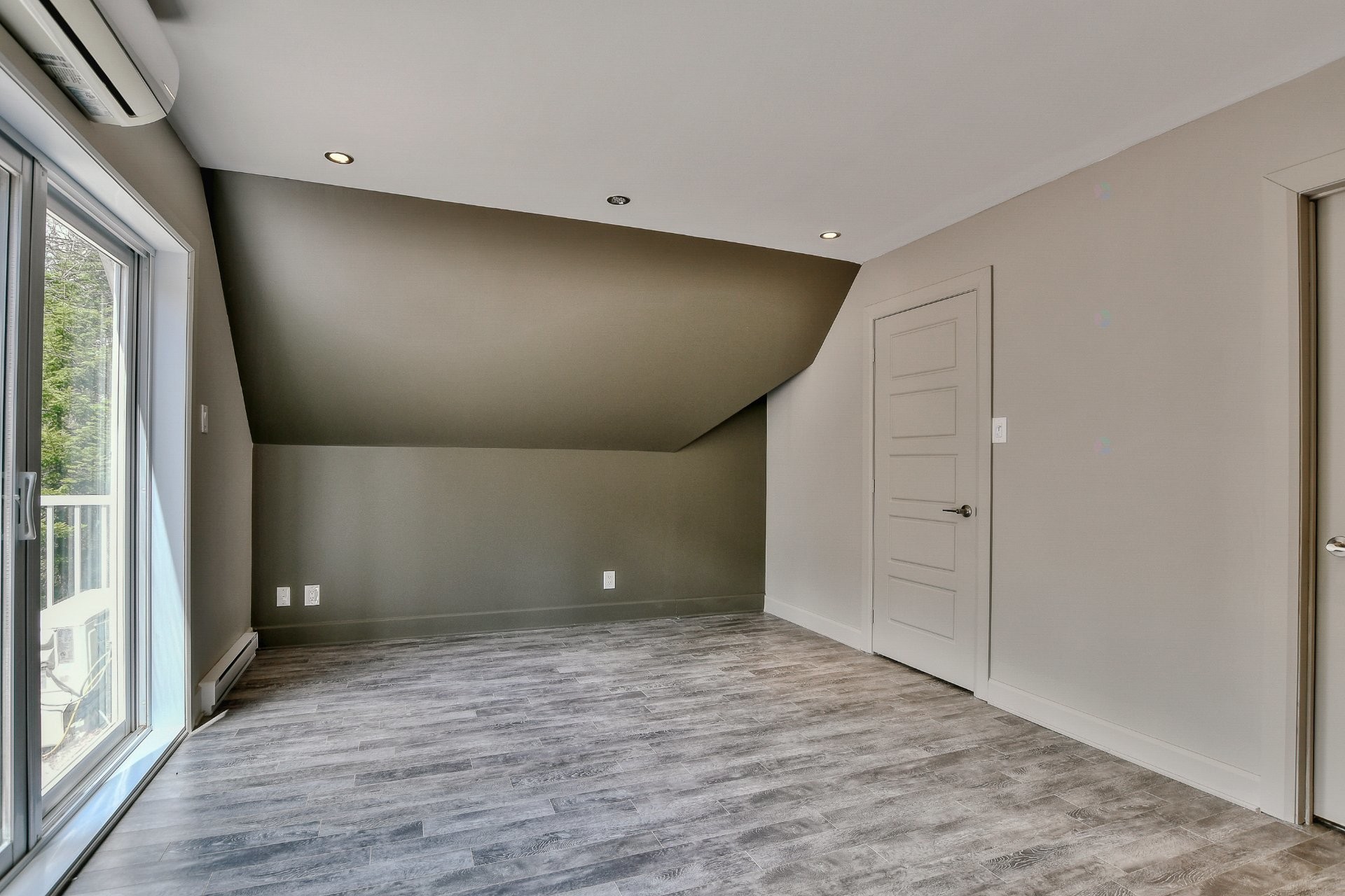 









589


Ch. du Lac-Sylvère

,
Saint-Donat,




QC
J0T2C0

