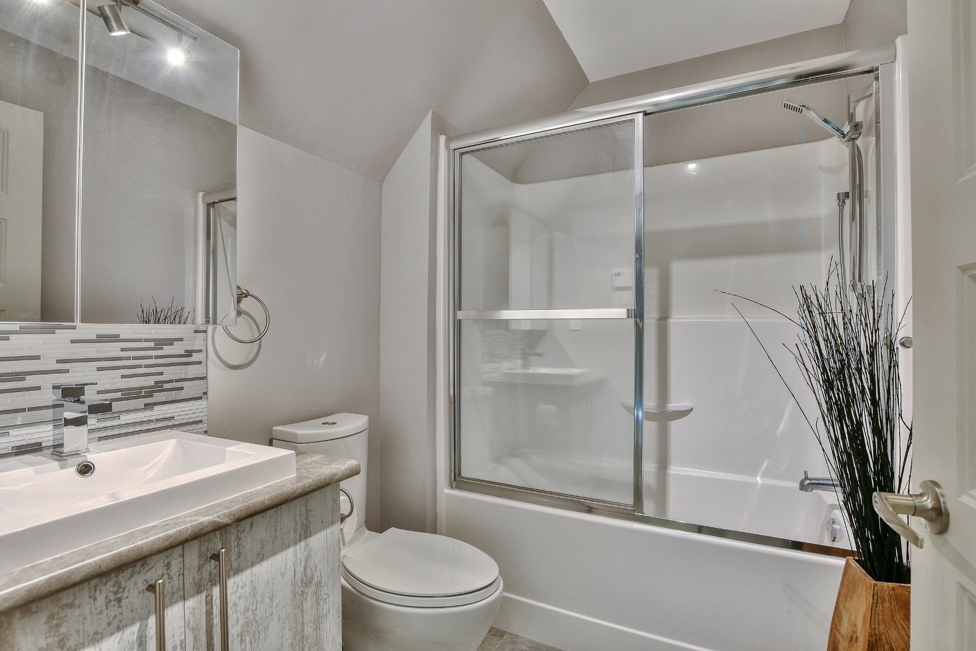 









589


Ch. du Lac-Sylvère

,
Saint-Donat,




QC
J0T2C0

