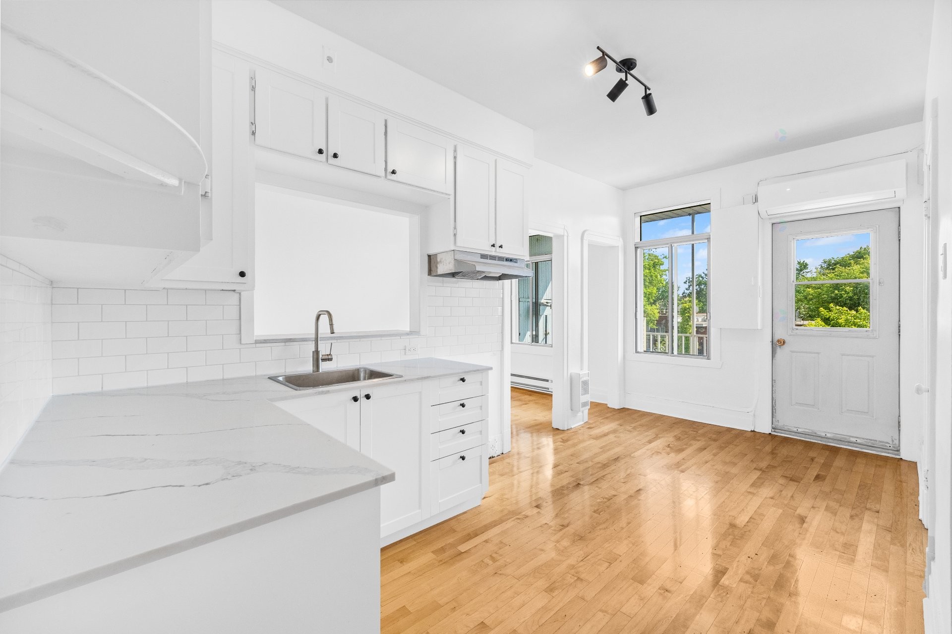 









7496

 - 7502


Av. Christophe-Colomb

,
Montréal (Villeray/Saint-Michel/Parc-Extension),




QC
H2R2S7

