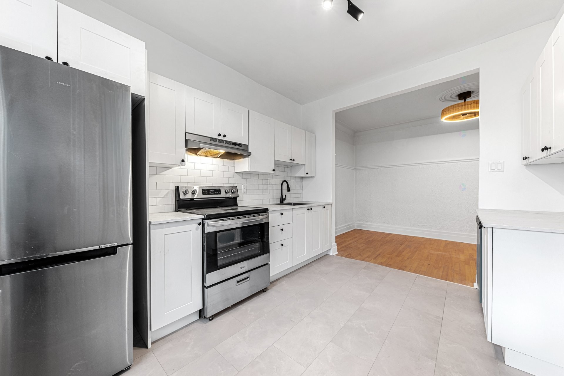 









7496

 - 7502


Av. Christophe-Colomb

,
Montréal (Villeray/Saint-Michel/Parc-Extension),




QC
H2R2S7

