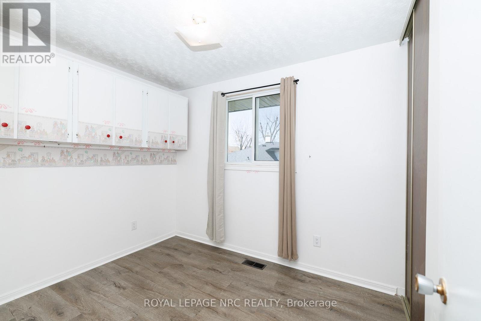 












8 KERWIN GATE

,
St. Catharines (Lakeport),




Ontario
L2N4J8

