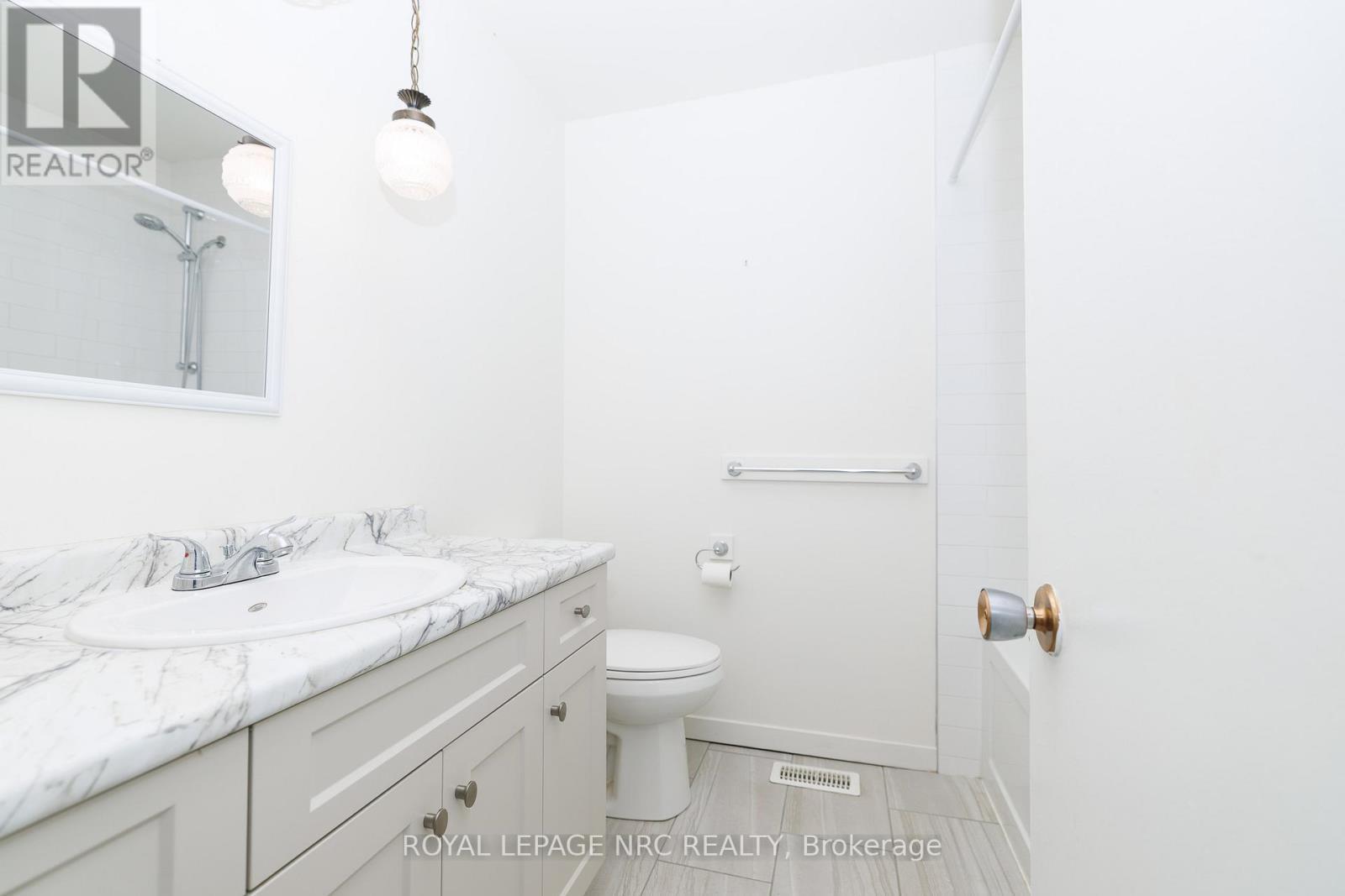 












8 KERWIN GATE

,
St. Catharines (Lakeport),




Ontario
L2N4J8

