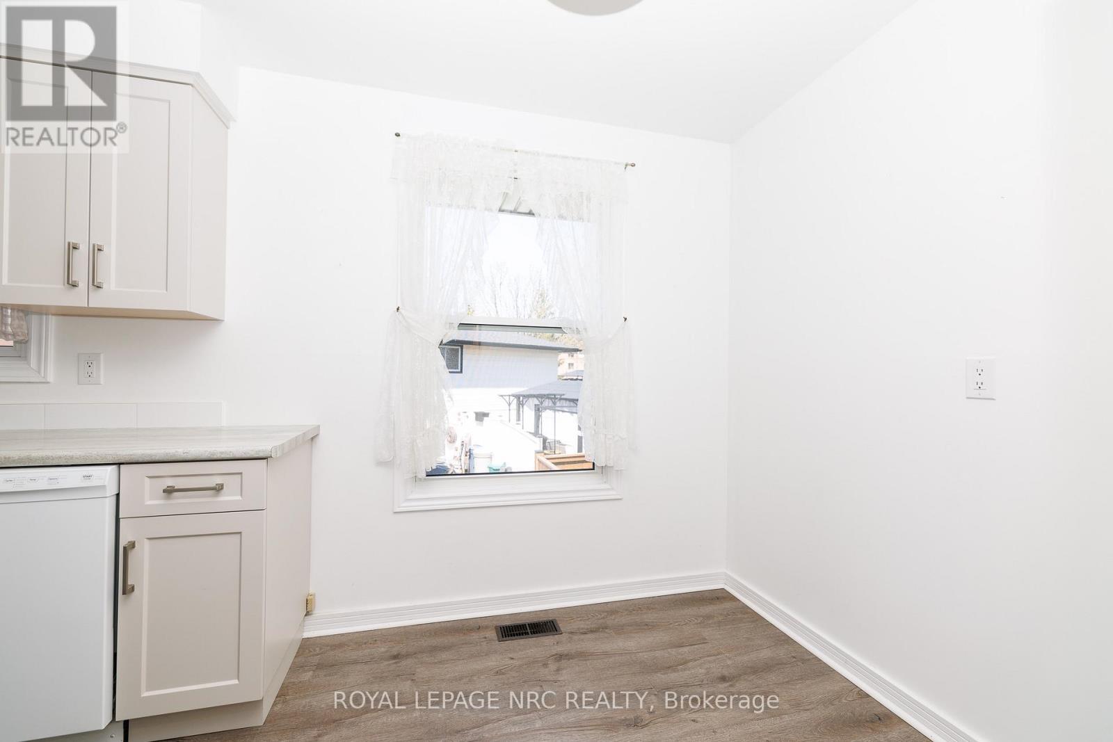 












8 KERWIN GATE

,
St. Catharines (Lakeport),




Ontario
L2N4J8

