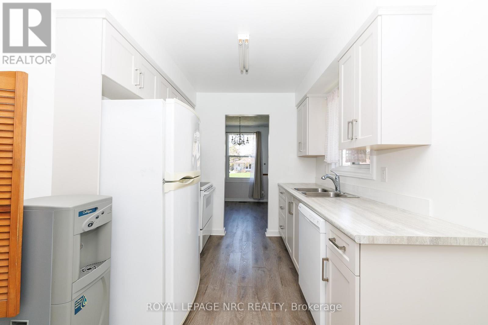 












8 KERWIN GATE

,
St. Catharines (Lakeport),




Ontario
L2N4J8

