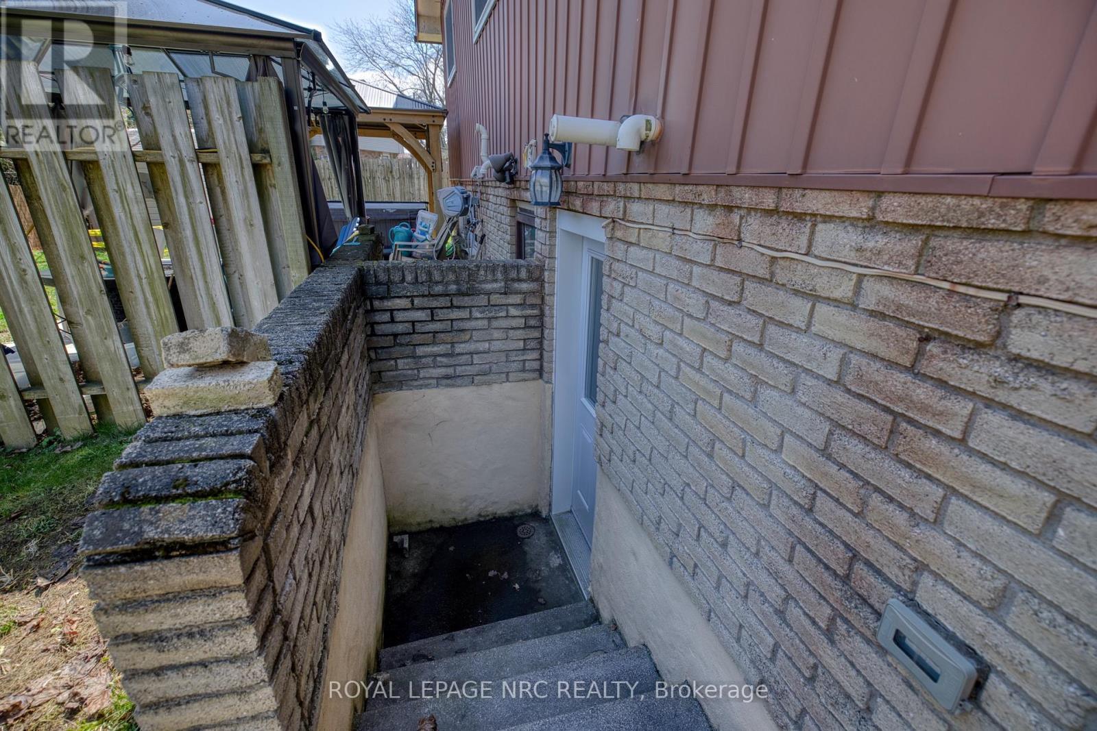 












8 KERWIN GATE

,
St. Catharines (Lakeport),




Ontario
L2N4J8

