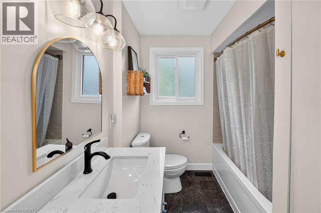 












9 JULIANA Road

,
Grimsby,




Ontario
L3M4J4


