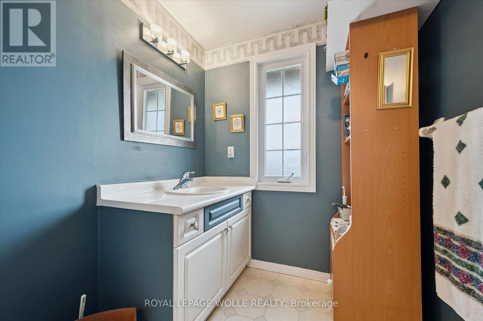 












203 BAKER STREET

,
Waterloo,




Ontario
N2T2L8


