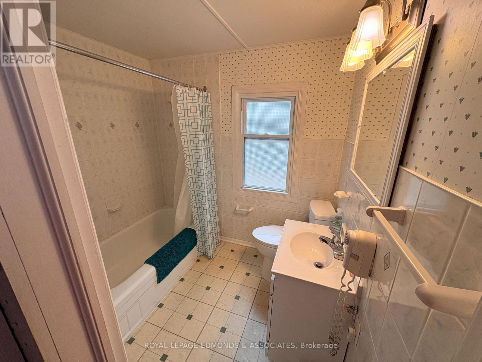 












544 ROCKY POINT LANE

,
Deep River,




Ontario
K0J1P0

