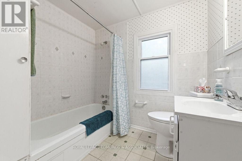 












544 ROCKY POINT LANE

,
Deep River,




Ontario
K0J1P0

