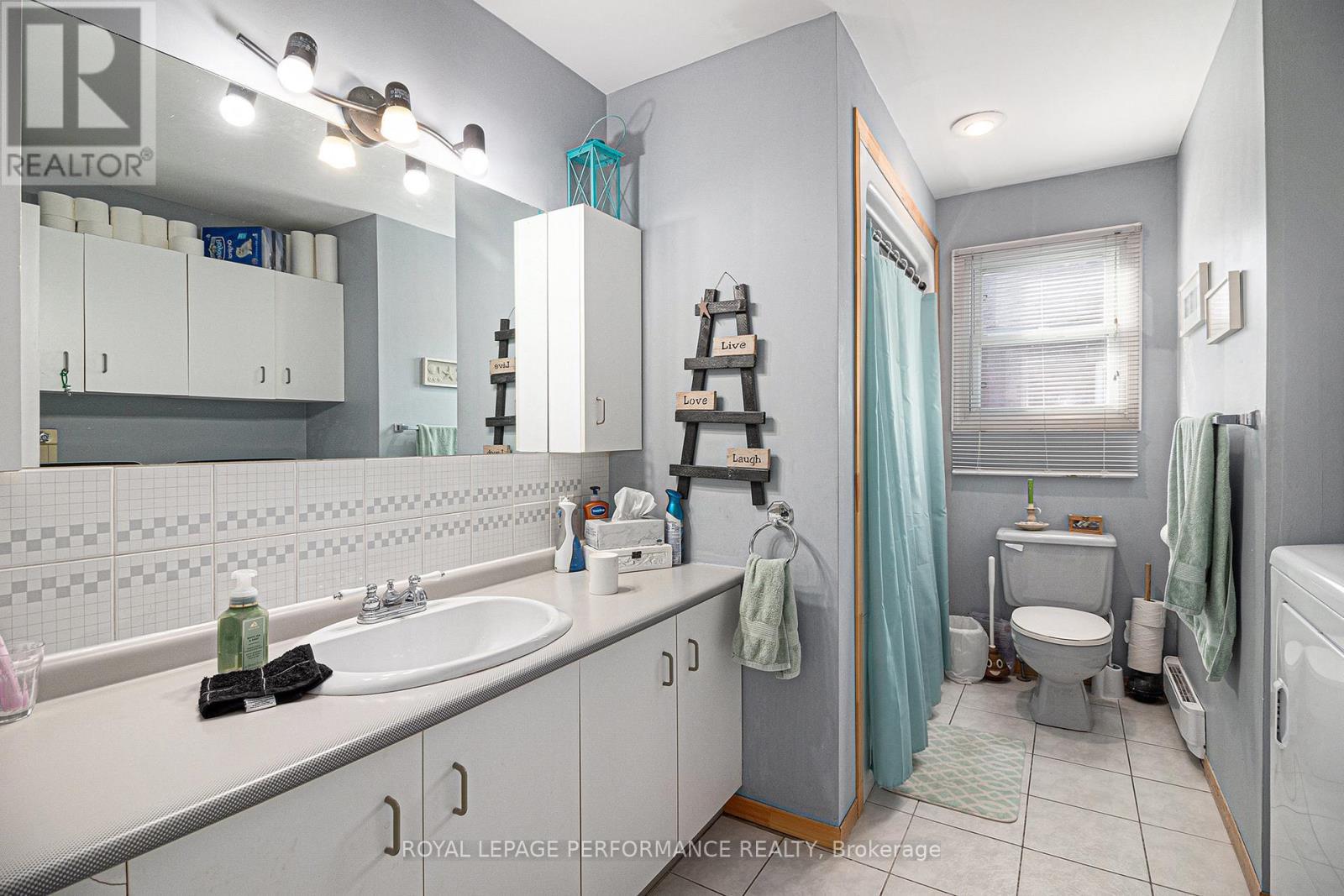 












656 ST FELIX STREET

,
Cornwall,




Ontario
K6H5B6

