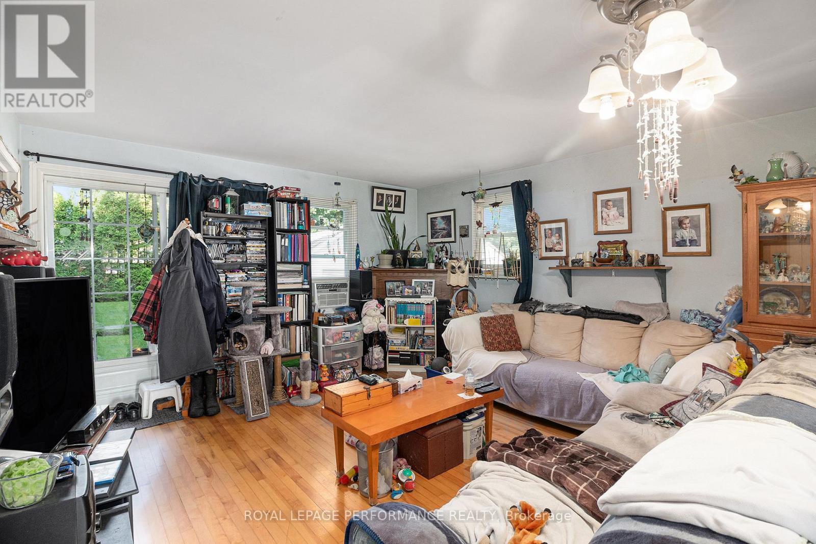 












656 ST FELIX STREET

,
Cornwall,




Ontario
K6H5B6

