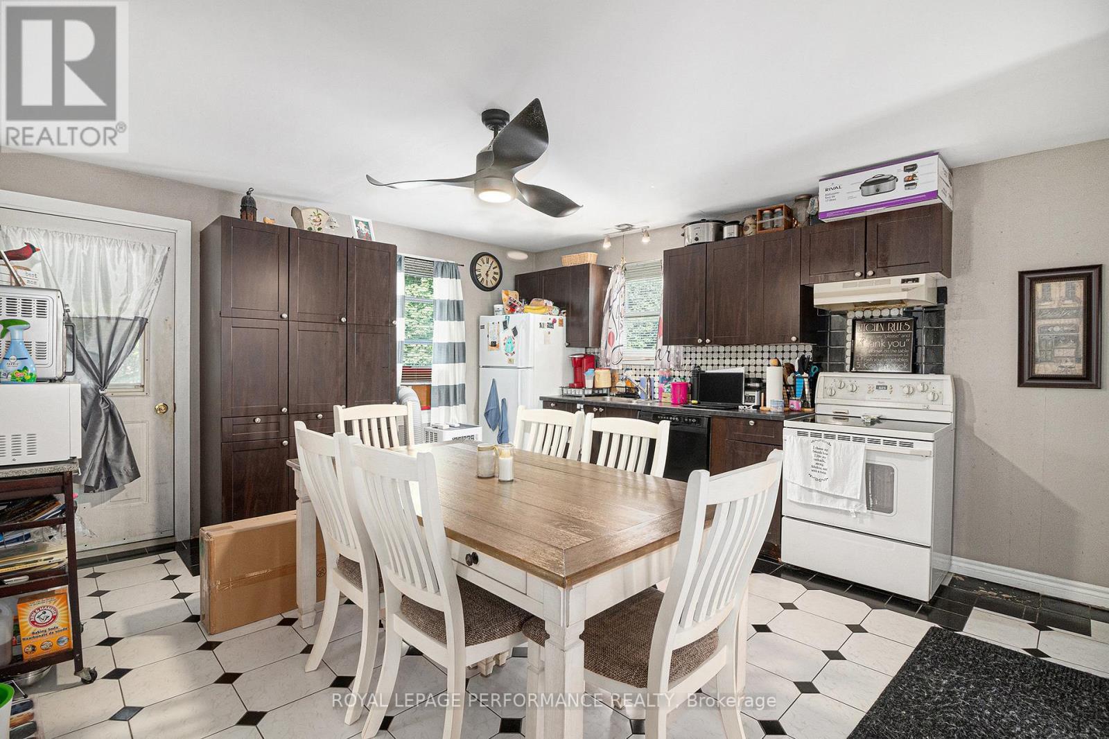 












656 ST FELIX STREET

,
Cornwall,




Ontario
K6H5B6

