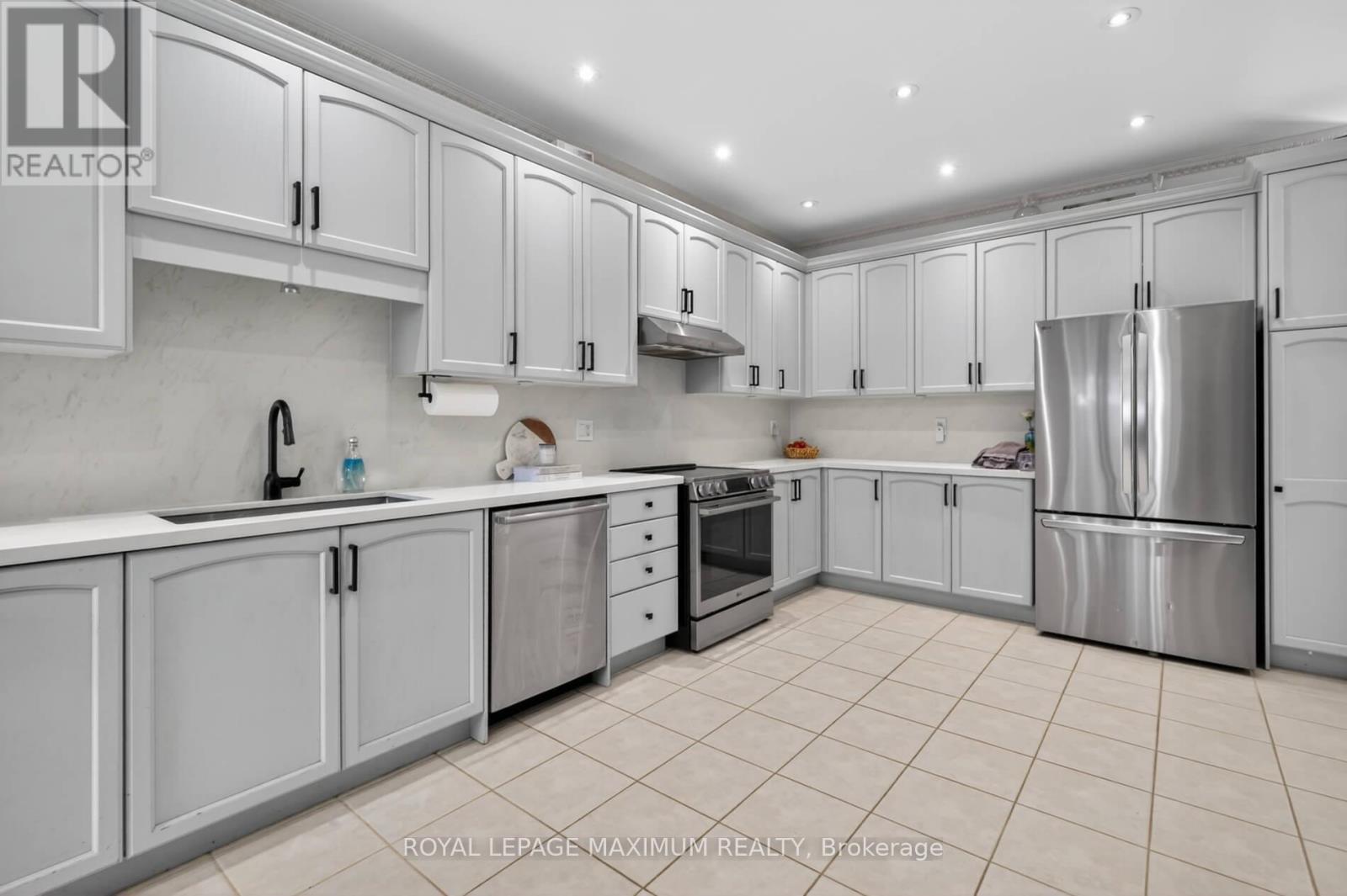 












3 AMALFI COURT

,
Vaughan,




Ontario
L4L9S2

