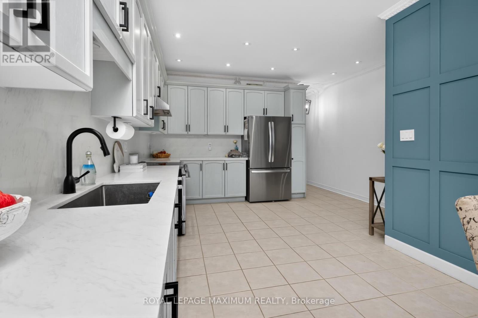 












3 AMALFI COURT

,
Vaughan,




Ontario
L4L9S2

