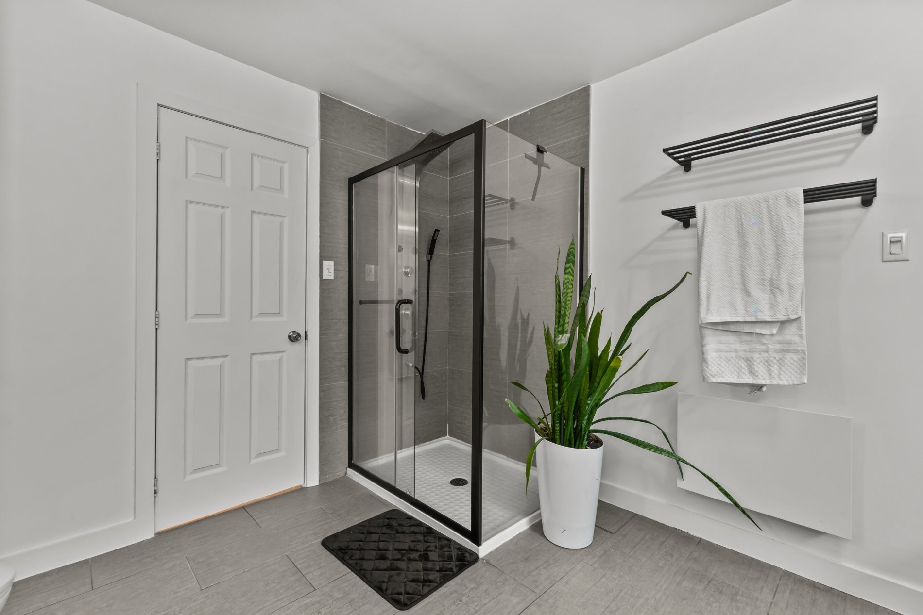 









470


16e Avenue

,
Pointe-Calumet,




QC
J0N1G0

