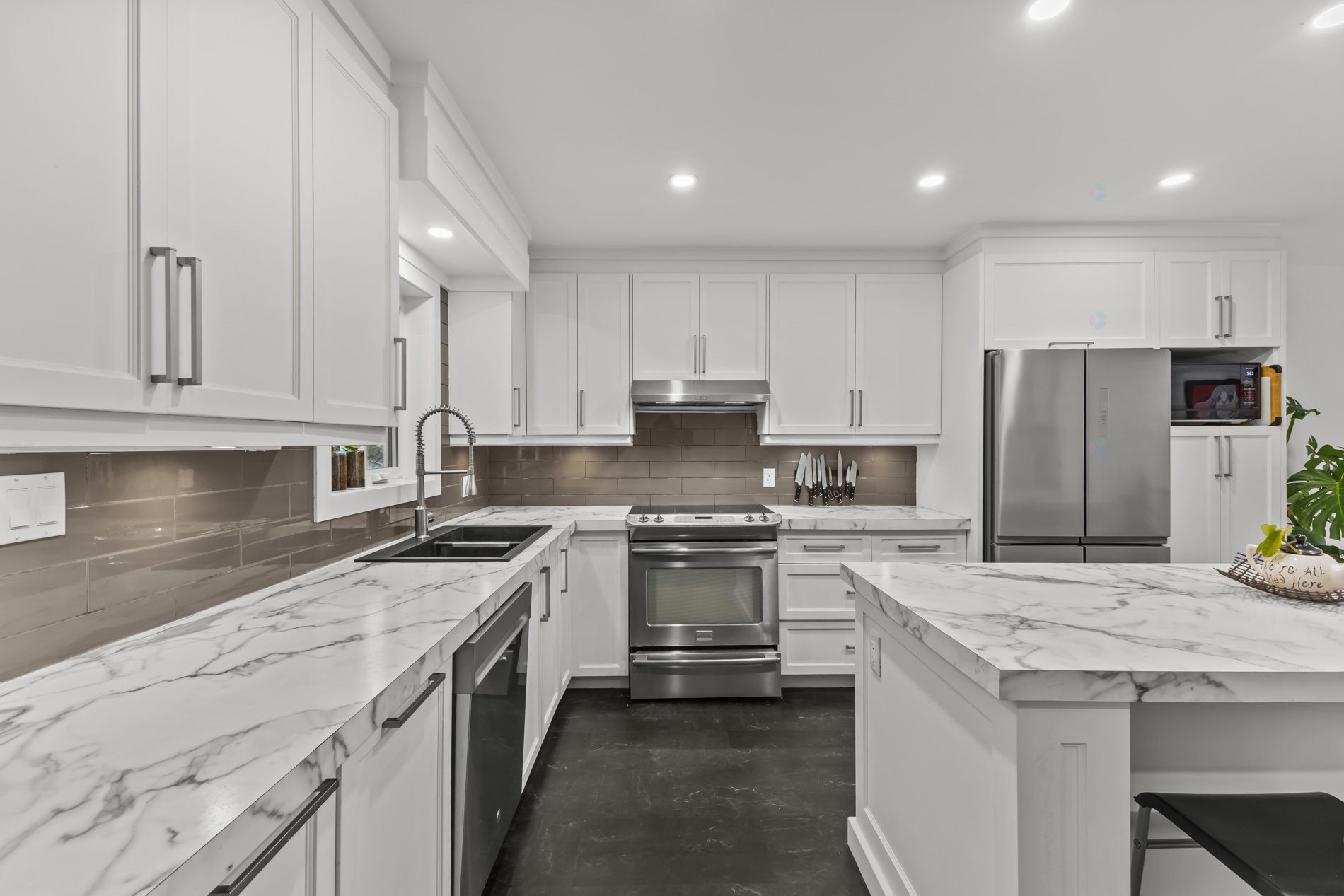 









470


16e Avenue

,
Pointe-Calumet,




QC
J0N1G0


