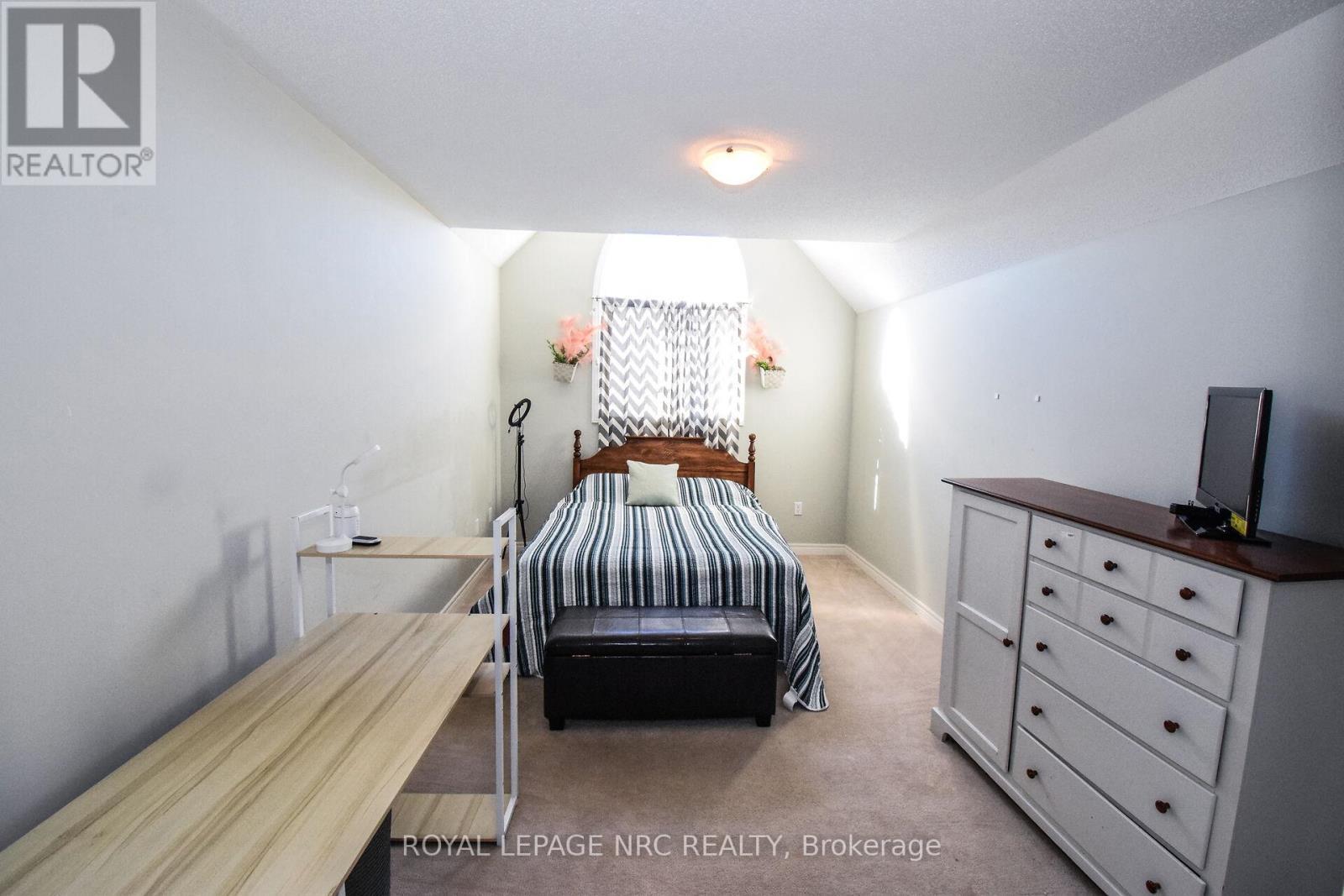 












4343 CHEMONDA STREET

,
Niagara Falls (Lyons Creek),




Ontario
L2G0E0

