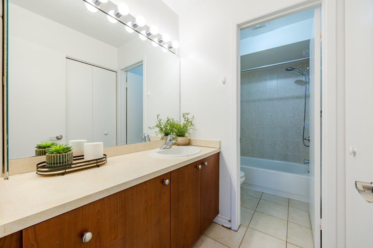 









555Z


Montrose Drive

, 29,
Beaconsfield,




QC
H9W6B4

