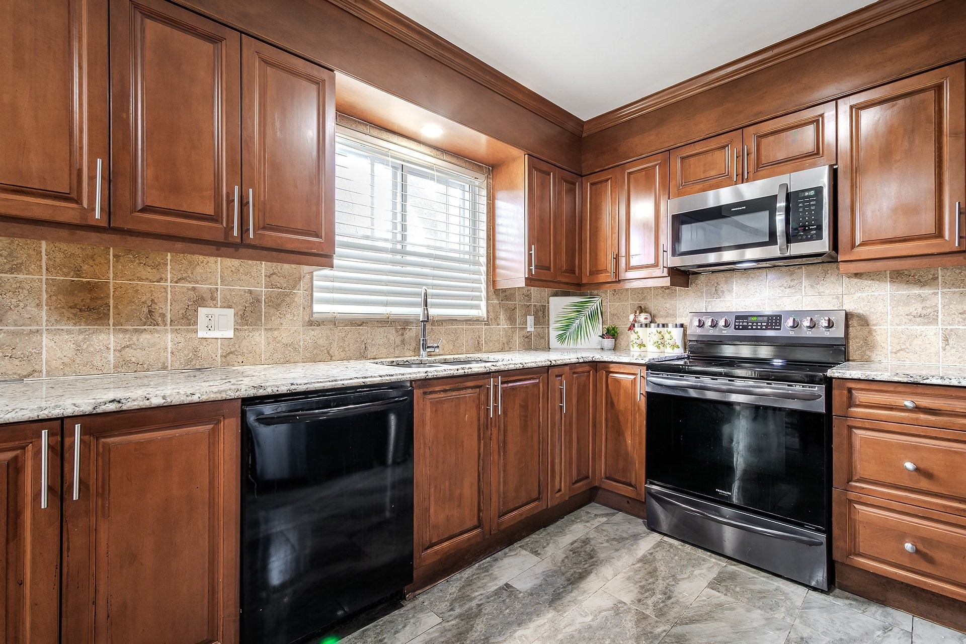 









7731


Boul. Perras

,
Montréal (Rivière-des-Prairies/Pointe-aux-Trembles),




QC
H1E4E9

